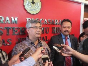 M. Akil Mochtar memberi penjelasan kepada wartawan  terkait RUU Pemilukada (Tami)