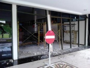Kerusakan pada Gedung Rektorat akibat angin kencang. Foto: Rachma Amalia