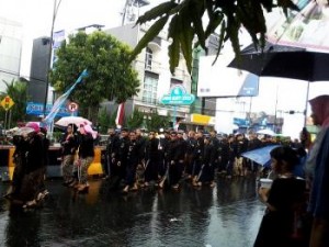 Hujan yang mengguyur barisan Kirab Pusaka Banyumas. Foto: Untung