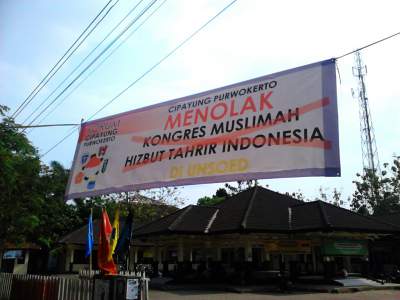 Spanduk penolakan kongres MHTI di Unsoed oleh Forum Cipayung Purwokerto