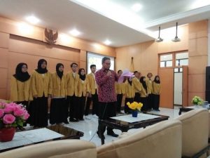 Pembacaan naskah pelantikan DLM Unsoed oleh Akhmad Suheli di Ruang Rapat lantai 1, Gedung Rektorat (GR) Unsoed (12/5). Foto: Rachmad Ganta Semendawai