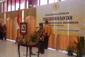 Rektor Unsoed Achmad Iqbal melantik perwakilan UKM-U (10/2). Foto: Yoga Iswara Rudita Muhammad