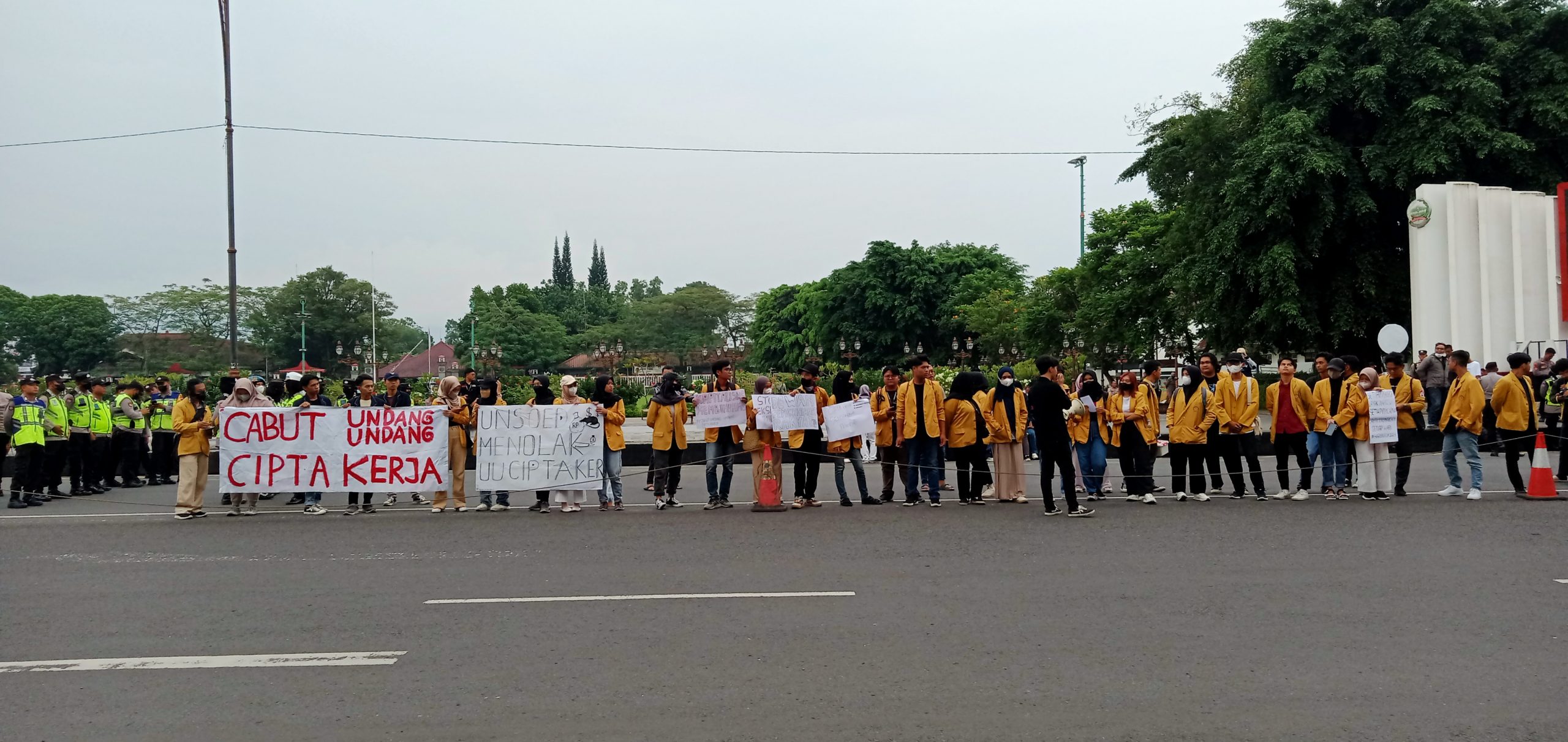 Pekik Mahasiswa Banyumas Pada Aksi May Day: UU Cipta Kerja Menyengsarakan Buruh
