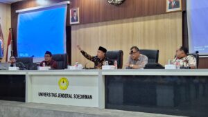 Rektor Unsoed dalam audiensi tentang kenaikan UKT di gedung rektorat
