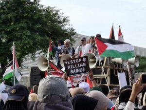Massa aksi mendesak seluruh elemen masyarakat untuk membangkitkan kepedulian, memberikan dukungan, dan melakukan aksi untuk Palestina (20/4/2025) (beritaunsoed.com/Zaki Zulfian)