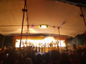Antusiasme Masyarakat dalam Menonton Wayang di Alun-Alun Kecamatan Banyumas (02/05/2025) (beritaunsoed.com/Hilda lailatus Salma)