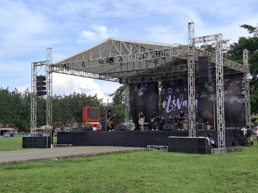 Penampilan ELSVARA Band di Alun-alun Banyumas pada Sore Hari (17/05/2025) (beritaunsoed.com/Velen Candra Nadia)