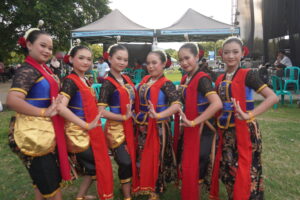 Penari Sanggar Panjimas di Alun-alun Banyumas pada Sore Hari (17/05/2025) (beritaunsoed.com/Ahmad Fahri S)