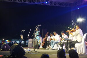 Penampilan Keroncong Sudagaran di Alun-alun Banyumas pada Malam Hari (17/05/2025) (beritaunsoed.com/Ahmad Fahri S)