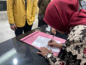 Penandatanganan lembar tuntutan dan aspirasi mahasiswa serta komitmen birokrat Unsoed oleh Dekan FEB (07/05/2025) (beritaunsoed.com/HasnaNazriah)