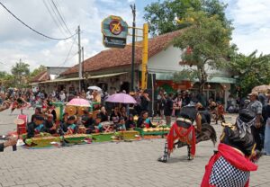 Pertunjukan Ebeg di Stage Simpang Mruyung pada Siang Hari (02/05/2025) (beritaunsoed.com/Helmalia Putri)
