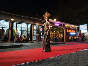 Fashion Show di Stage Kumala pada Malam Hari (02/05/2025) (beritaunsoed.com/Ryu Athallah Raihan)