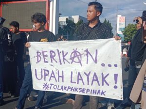 Spanduk “Berikan Upah Layak” (01/05/2025) (beritaunsoed.com/Manda Damayanti)