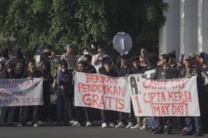 Spanduk “Cabut UU Cipta Kerja” (01/05/2025) (beritaunsoed.com/Ahmad Fahry)