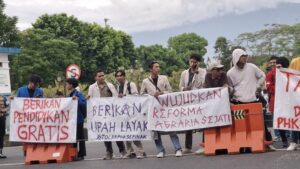 Aksi Mimbar Bebas Hari Pendidikan Nasional (02/05/2025) (beritaunsoed.com/Zaki Zulfian)