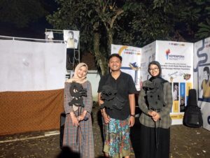 Tiga dalang dalam penampilan Wayang Bebek Banyumas di BIL Fest (13/6/2025) (beritaunsoed.com/Tsabita Ismahnanda Purnama)