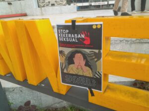Poster bertuliskan “Stop Kekerasan Seksual” terpampang di depan Patung Kuda (25/7/2025) (beritaunsoed.com/Lusiana Venus Saputri)