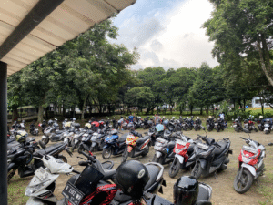 Lahan Parkir di Sebelah Lapangan Basket GOR Soesoe (15/06/2025) (beritaunsoed.com/Amanda Putri Gunawan)