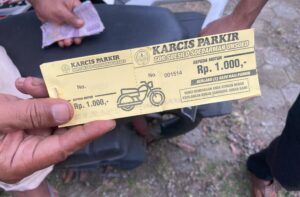 Karcis Parkir Kawasan GOR Soesilo Soedarman (15/06/2025) (beritaunsoed.com/Amanda Putri Gunawan)