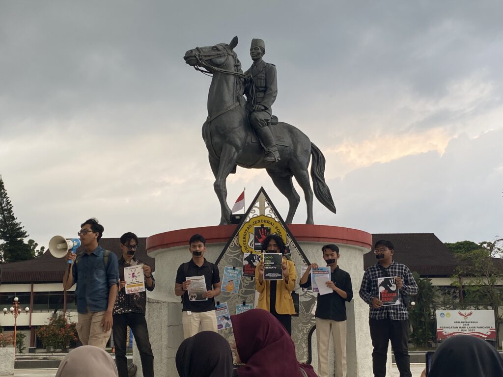 Aksi simbolis penutupan bibir dengan lakban, memrepresentasikan pembungkaman terhadap korban kekerasan seksual (25/7/2025) (beritaunsoed.com/Amanda Putri Gunawan)