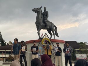 Aksi simbolis penutupan bibir dengan lakban, memrepresentasikan pembungkaman terhadap korban kekerasan seksual (25/7/2025) (beritaunsoed.com/Amanda Putri Gunawan)