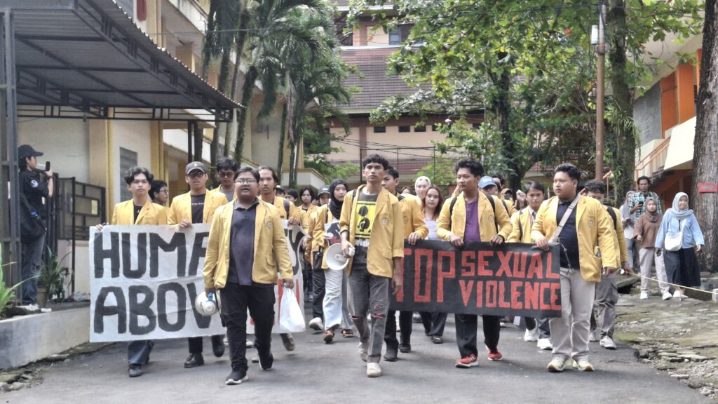 Mahasiswa FISIP Gelar Aksi Kawal Penanganan Kasus Kekerasan Seksual (28/07/2025) (beritaunsoed.com/Zaki Zulfian)