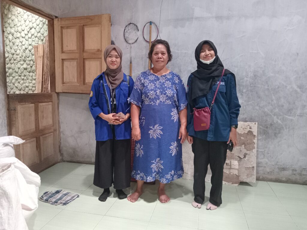 Hadiati, salah satu produsen tempe di Desa Pliken (tengah) bersama awak sketsa (05/08/2025) (beritaunsoed.com/Muhammad Robin Mubarok N.)