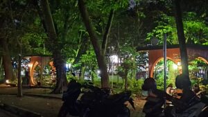 Kondisi gazebo sebelah barat UPT Perpustakaan malam hari (21/8/2025) (beritaunsoed.com/Zaki Zulfian)