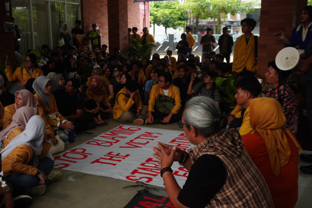 Dekan merespons aksi mahasiswa yang berlangsung di depan Dekanat FISIP (22/08/2025) (beirtaunsoed.com/Zaki Zulfian)