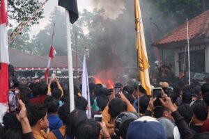 Massa dalam Aksi Banyumas Marah di Halaman Gedung Dewan Perwakilan Rakyat Daerah Banyumas (30/08/25) (beritaunsoed.com/Ryu Athallah Raihan)