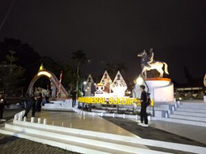 Aksi menyalakan lilin di depan Patung Kuda (16/8/2025) (beritaunsoed.com/Velen Candra Nadia)