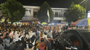 Antusiasme warga Banyumas saat menyaksikan Festival Kenthongan 2025 (23/08/2025) (beritaunsoed.com/Lubna Azizah)