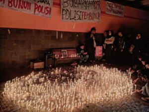 Penyalaan Lilin dan Penaburan Bunga pada Aksi Kamisan Purwokerto di Tesda Purwokerto (29/08/25) (beritaunsoed.com/Nazwa Syifa Nasution).