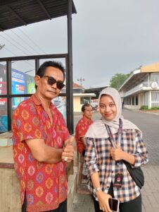 Pak Parsan Bersama dengan Salah Satu Awak Skëtsa (02/09/2025) (beritaunsoed.com/Helmalia Putri)