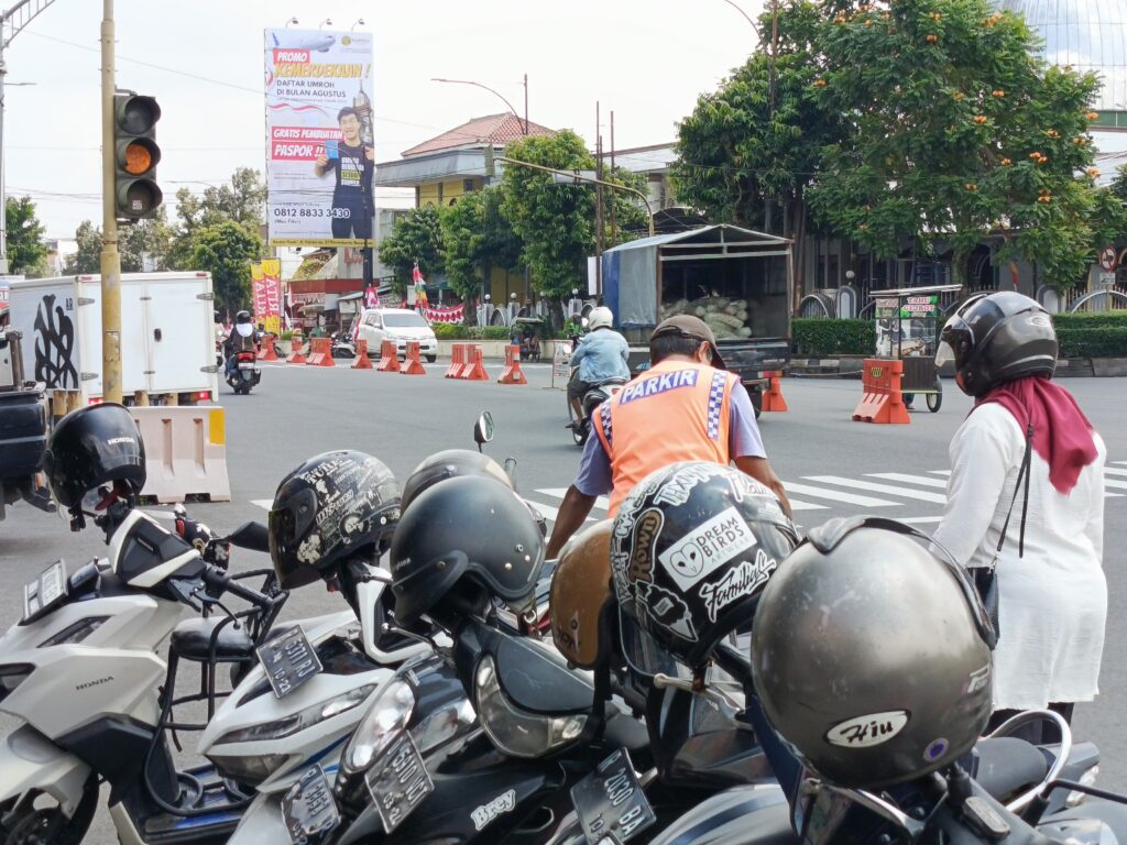 Juru Parkir mengatur kendaraan di kawasan depan Alun-Alun Purwokerto (05/08/2025) (beritaunsoed.com/Ryu Athallah Raihan)