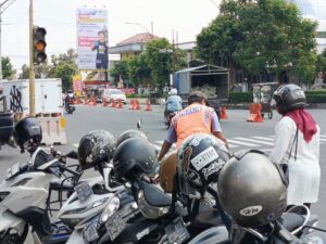 Juru Parkir mengatur kendaraan di kawasan depan Alun-Alun Purwokerto (05/08/2025) (beritaunsoed.com/Ryu Athallah Raihan)