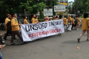 Massa aksi berjalan menuju Gedung Rektorat Universitas Jenderal Soedirman (08/09/25) (beritaunsoed.com/Widyana Rahayu)