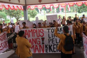 Mahasiswa berorasi di depan Gedung Rektorat Unsoed (08/09/25) (beritaunsoed.com/Widyana Rahayu)