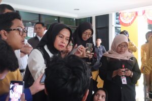 Akhmad Sodiq, Rektor Unsoed, sempat memberikan pernyataan melalui telepon (08/09/25) (beritaunsoed.com/Widyana Rahayu)