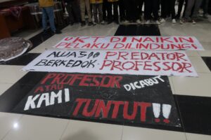 Spanduk bertuliskan protes mahasiswa kepada kampus agar bersikap tegas terhadap dugaan kasus kekerasan seksual yang melibatkan seorang guru besar (08/09/25) (beritaunsoed.com/Widyana Rahayu)