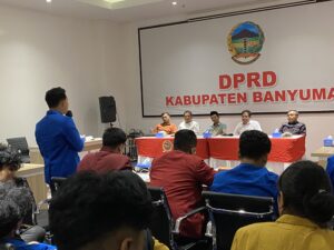 Perwakilan Massa Menyampaikan Pertanyaan (23/09/2025) (beritaunsoed.com/Amanda Putri Gunawan)