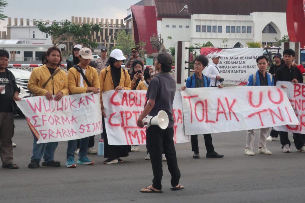 Penyampaian orasi oleh perwakilan mahasiswa (25/09/2025) (beritaunsoed.com/Ryu Athallah Raihan)