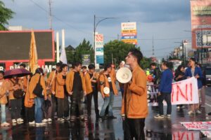Mahasiswa menyampaikan orasi (17/10/2025) (beritaunsoed.com/Rizqy Noorawalia F.)