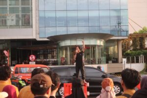 Salah satu massa aksi menyuarakan aspirasi (17/10/2025) (beritaunsoed.com/Rizqy Noorawalia F.)