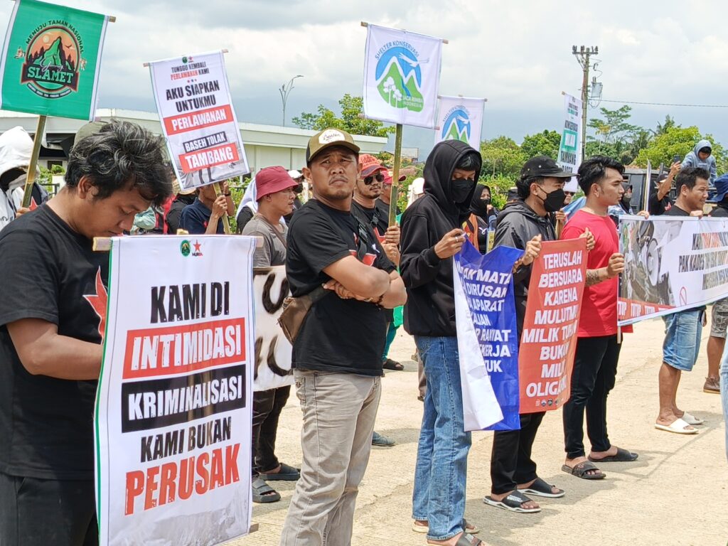 Massa Aksi di depan halaman Gedung DPRD Banyumas (9/12/2025) (beritaunsoed.com/Ryu Athallah Raihan)