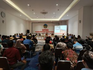 Audiensi dalam Gedung DPRD Banyumas (9/12/2025) (beritaunsoed.com/Ryu Athallah Raihan)
