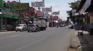 Jalan Sokaraja yang Dipenuhi Baliho Getuk Goreng (4/10/25) (beritaunsoed.com/Ahmad Fahri Sya’bani)