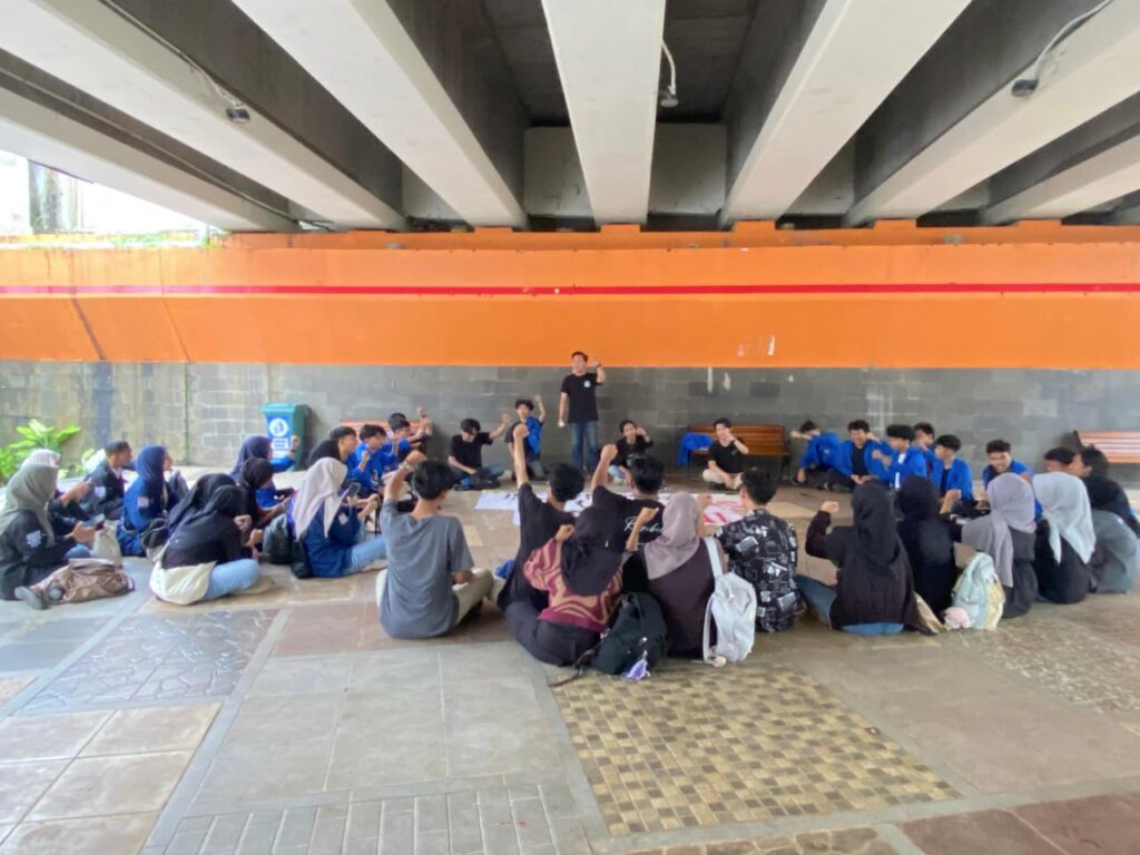 Situasi diskusi jalanan di Tesda Purwokerto (10/12/2025) (beritaunsoed.com/Vitaloka Dwi Az-zahra) 