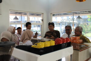 Saat Novie Andri Setianto, Dekan Fapet, Memesan Secangkir Kopi. (10/02/2026) (Beritaunsoed.com/Ryu Athallah Raihan)
