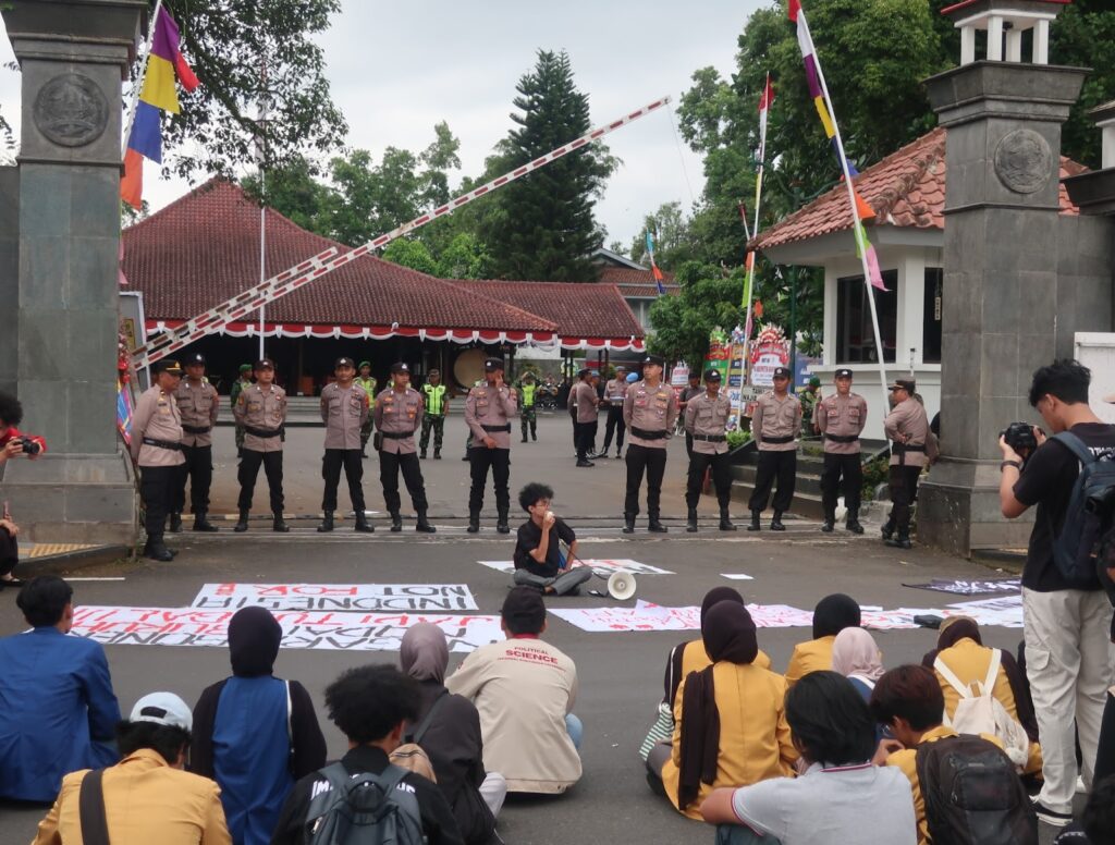 Massa aksi di depan Pendopo Bupati Banyumas (23/2/2026) (beritaunsoed.com/Tegar Pri Antony)